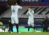 MU mất chiến thắng vì VAR, Chelsea gục ngã vì sai lầm