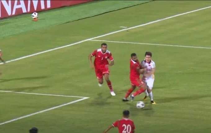 Hàng thủ liên tiếp sai lầm, tuyển Việt Nam thua ngược Oman, ảnh 12 Hàng thủ liên tiếp sai lầm, tuyển Việt Nam thua ngược Oman, ảnh 12