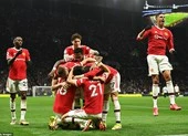 Ronaldo, Cavani rực sáng, MU “hủy diệt” Tottenham giữ ghế cho Solskjaer