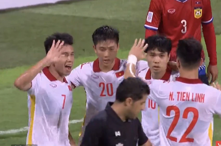 Văn Thanh đá hỏng 11m, Việt Nam bỏ lỡ cơ hội lên ngôi đầu AFF Cup ảnh 10 Văn Thanh đá hỏng 11m, Việt Nam bỏ lỡ cơ hội lên ngôi đầu AFF Cup ảnh 10