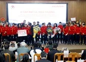 Tuyển nữ Việt Nam nhận thưởng xe hơi, SH, điện thoại,… mì gói ăn cả năm