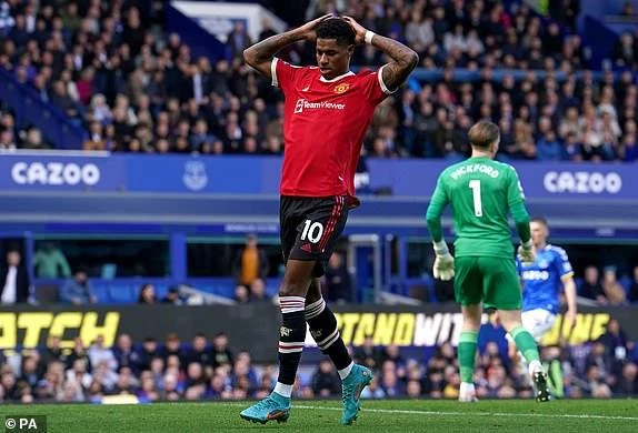 Rashford phải rời sân sau khi bỏ lỡ nhiều cơ hội ngon ăn. ẢNH: PA
