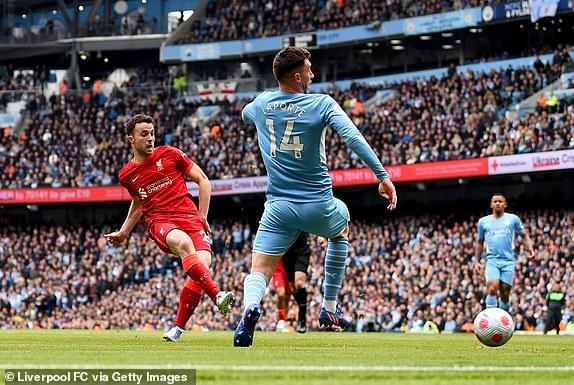 Jota đệm bóng ghi bàn gỡ hòa 1-1 cho Liverpool. ẢNH: GETTY Jota đệm bóng ghi bàn gỡ hòa 1-1 cho Liverpool. ẢNH: GETTY