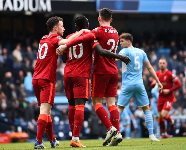 Liverpool đáp trả mạnh mẽ khi hai lần ghi bàn san bằng tỉ số trước Man City. ẢNH: GETTY Liverpool đáp trả mạnh mẽ khi hai lần ghi bàn san bằng tỉ số trước Man City. ẢNH: GETTY