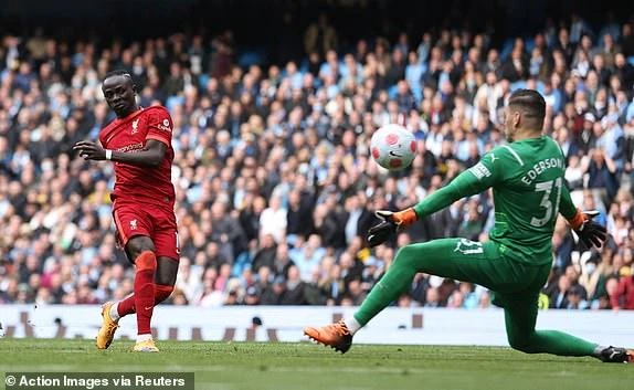 Mane ghi bàn gỡ hòa 2-2 cho Liverpool. ẢNH: REUTERS Mane ghi bàn gỡ hòa 2-2 cho Liverpool. ẢNH: REUTERS
