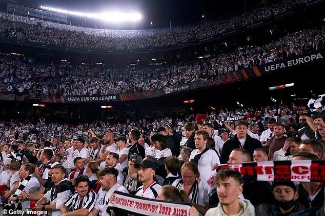 Fan đội khách chỉ được phân bổ 5.000 vé. ẢNH: GETTY ... Nhưng có đến 20.000 CĐV Eintracht Frankfurt có mặt trên sân Nou Camp. ẢNH: GETTY Fan đội khách chỉ được phân bổ 5.000 vé. ẢNH: GETTY ... Nhưng có đến 20.000 CĐV Eintracht Frankfurt có mặt trên sân Nou Camp. ẢNH: GETTY