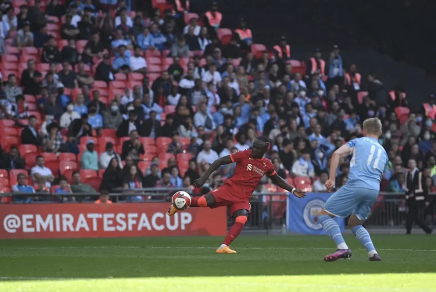 Mane ghi bàn thứ ba cho Liverpool, đồng thời lập cú đúp trong trận. ẢNH: SUN SPORTS Mane ghi bàn thứ ba cho Liverpool, đồng thời lập cú đúp trong trận. ẢNH: SUN SPORTS