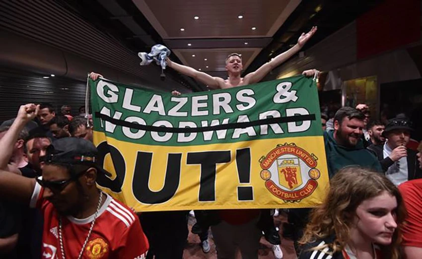 Fan MU biểu tình đòi nhà Glazer rời khỏi Old Trafford. ẢNH: GETTY Fan MU biểu tình đòi nhà Glazer rời khỏi Old Trafford. ẢNH: GETTY