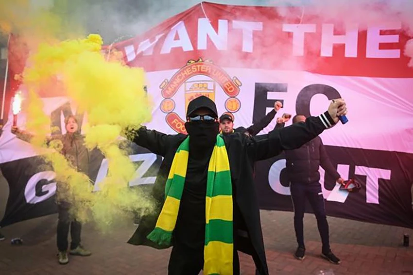 Fan MU biểu tình trước trận đấu với Norwich. ẢNH: GETTY Fan MU biểu tình trước trận đấu với Norwich. ẢNH: GETTY