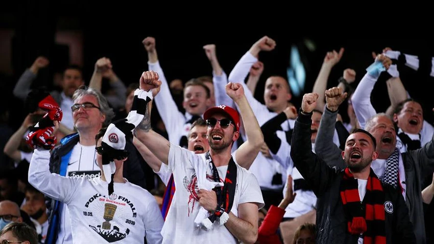 Các CĐV đội khách Eintracht Frankfurt chiếm lĩnh sân Nou Camp. ẢNH: GETTY Các CĐV đội khách Eintracht Frankfurt chiếm lĩnh sân Nou Camp. ẢNH: GETTY