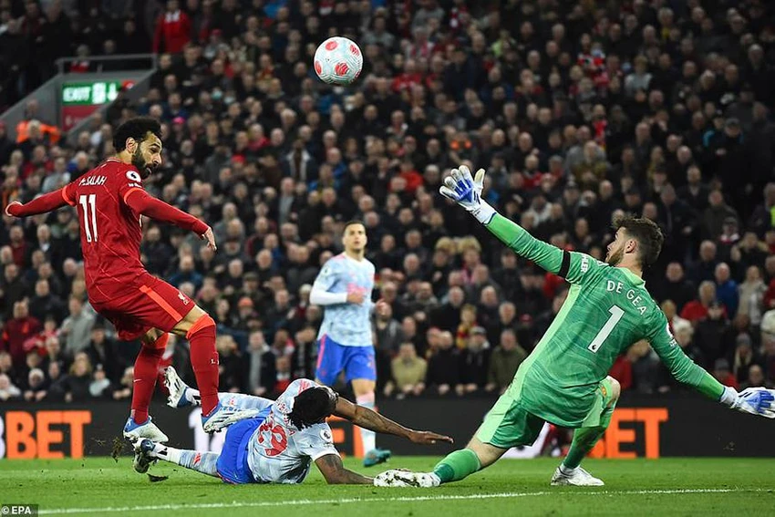 Salah lốp bóng qua đầu De Gea ghi bàn ấn định chiến thắng 4-0 cho Liverpool. ẢNH: EPA Salah lốp bóng qua đầu De Gea ghi bàn ấn định chiến thắng 4-0 cho Liverpool. ẢNH: EPA