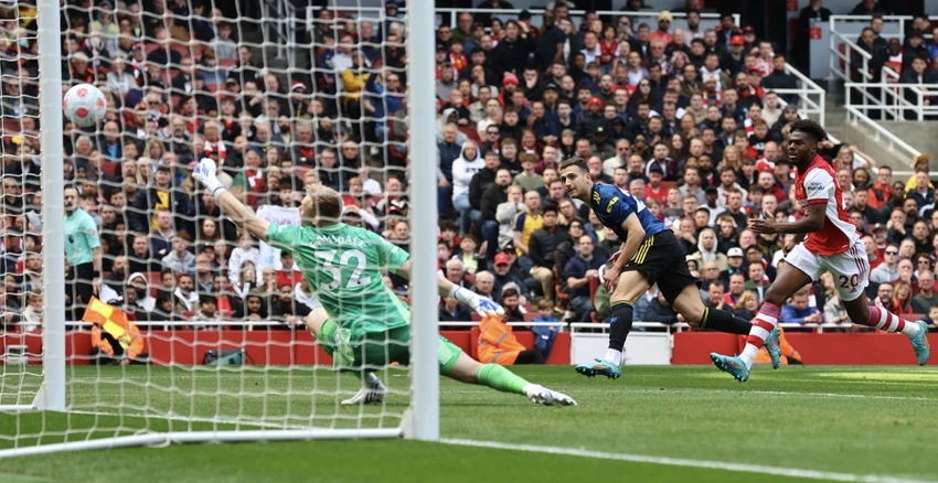 Dalot sút bóng dội cột dọc. ẢNH: SUN SPORTS Dalot sút bóng dội cột dọc. ẢNH: SUN SPORTS