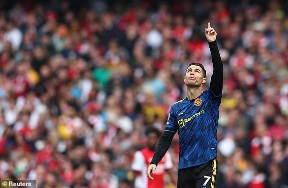 Ronaldo chỉ tay lên trời dành tặng bàn thắng cho cậu con trai vừa chào đời đã không mai ra đi mãi mãi. ẢNH: REUTERS Ronaldo chỉ tay lên trời dành tặng bàn thắng cho cậu con trai vừa chào đời đã không mai ra đi mãi mãi. ẢNH: REUTERS
