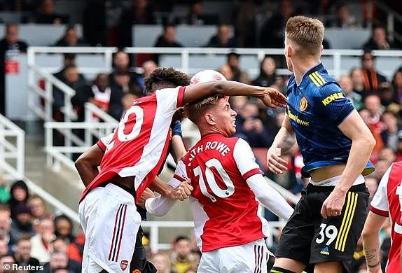 Cầu thủ Arsenal để bóng chạm tay trong vòng cấm. ẢNH: REUTERS Cầu thủ Arsenal để bóng chạm tay trong vòng cấm. ẢNH: REUTERS