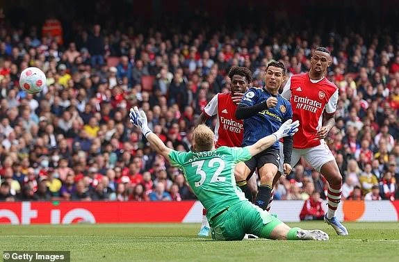 Ronaldo rút ngắn tỉ số còn 1-2 cho MU. ẢNH: GETTY Ronaldo rút ngắn tỉ số còn 1-2 cho MU. ẢNH: GETTY