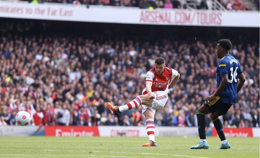 Xhaka tung cú sút xa ghi bàn giết chết hi vọng ngược dòng của MU. ẢNH: SUN SPORTS Xhaka tung cú sút xa ghi bàn giết chết hi vọng ngược dòng của MU. ẢNH: SUN SPORTS