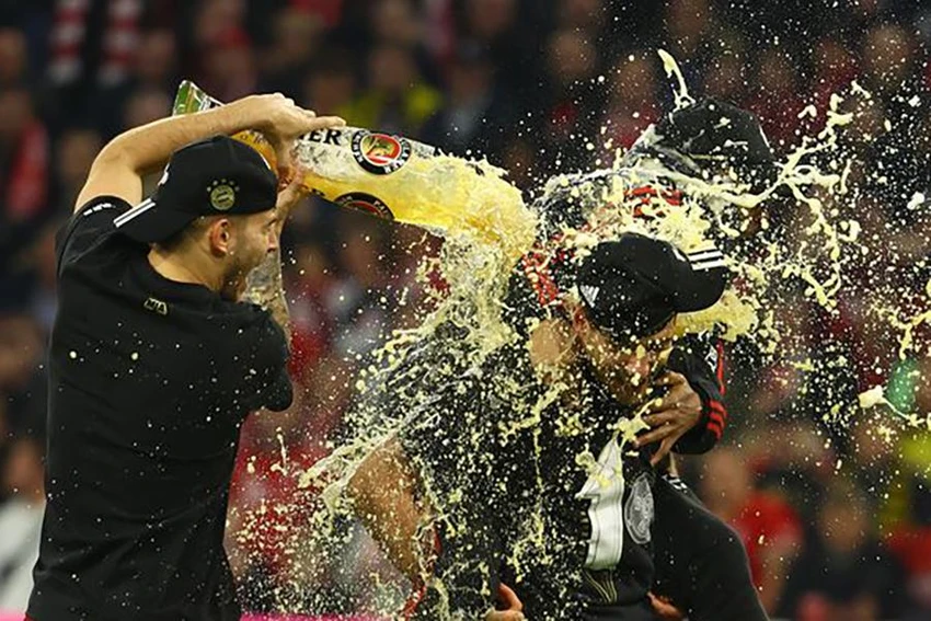 Bayern Munich ăn mừng chức vô địch Bundesliga. ẢNH: REUTERS Bayern Munich ăn mừng chức vô địch Bundesliga. ẢNH: REUTERS