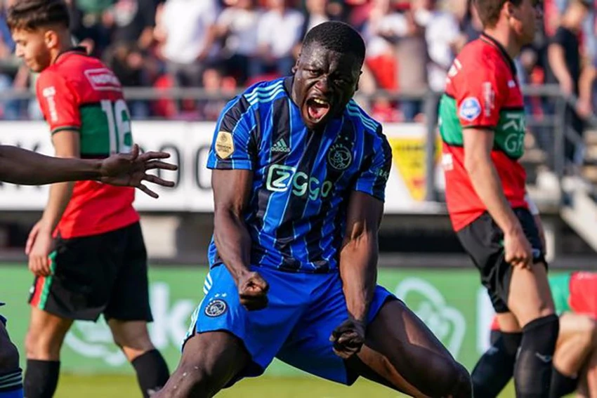 Brian Brobbey ăn mừng cực kỳ phấn khích sau khi ghi bàn giúp Ajax giành trọn 3 điểm quan trọng. ẢNH: GETTY Brian Brobbey ăn mừng cực kỳ phấn khích sau khi ghi bàn giúp Ajax giành trọn 3 điểm quan trọng. ẢNH: GETTY