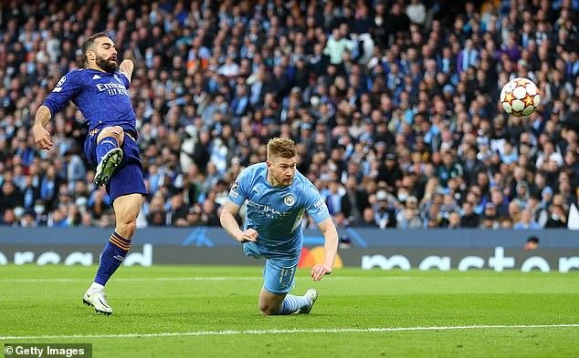 De Bruyne bay người đánh đầu ghi bàn khởi đầu cho cuộc rượt đuổi tỉ số kịch tính giữa Man City và Real Madrid. ẢNH: GETTY De Bruyne bay người đánh đầu ghi bàn khởi đầu cho cuộc rượt đuổi tỉ số kịch tính giữa Man City và Real Madrid. ẢNH: GETTY