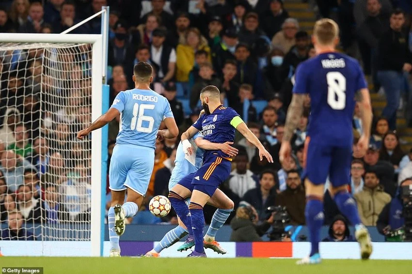 Benzema có bàn rút ngắn tỉ số đầy đẳng cấp. ẢNH: GETTY Benzema có bàn rút ngắn tỉ số đầy đẳng cấp. ẢNH: GETTY