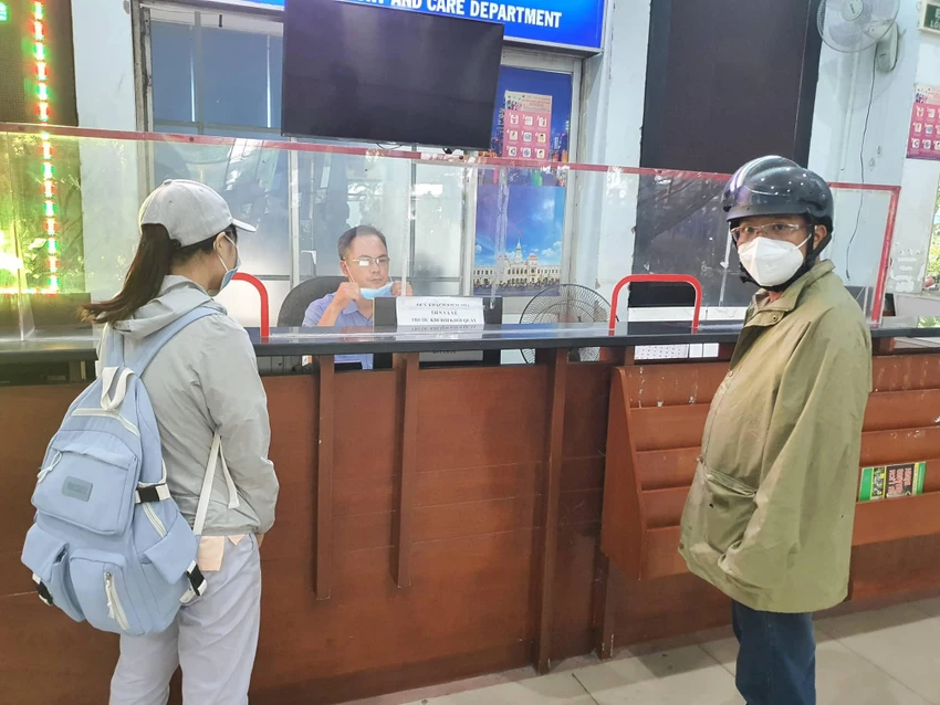 Người dân trao đổi với nhân viên đường sắt cách giải quyết khi bị trễ chuyến tàu SE26. Ảnh: THY NHUNG Người dân trao đổi với nhân viên đường sắt cách giải quyết khi bị trễ chuyến tàu SE26. Ảnh: THY NHUNG
