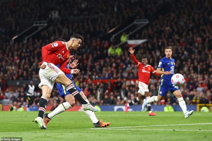 Ronaldo vung chân dứt điểm ghi bàn vào lưới Chelsea. ẢNH: GETTY