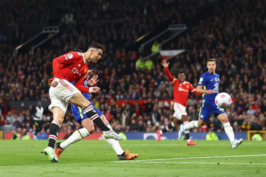 Ronaldo tung cú cú cháy lưới Mendy lấy lại 1 điểm cho MU. ẢNH: GETTY Ronaldo tung cú cú cháy lưới Mendy lấy lại 1 điểm cho MU. ẢNH: GETTY