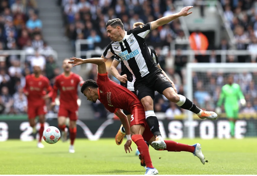 Newcastle không ngại chơi rắn nhằm làm chùn chân các ngôi sao Liverpool. ẢNH: SUN SPORTS Newcastle không ngại chơi rắn nhằm làm chùn chân các ngôi sao Liverpool. ẢNH: SUN SPORTS
