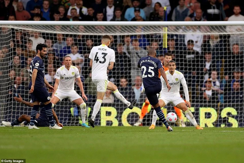 Fernandinho tung cú sút xa ấn định chiến thắng 4-0 cho Man xanh. ẢNH: GETTY Fernandinho tung cú sút xa ấn định chiến thắng 4-0 cho Man xanh. ẢNH: GETTY