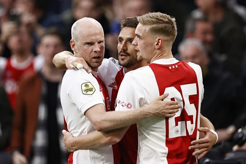 Taylor (phải, số 25) chơi cực kỳ ấn tượng trong chiến thắng 3-0 của Ajax trước PEC Zwolle. ẢNH: GETTY Taylor (phải, số 25) chơi cực kỳ ấn tượng trong chiến thắng 3-0 của Ajax trước PEC Zwolle. ẢNH: GETTY
