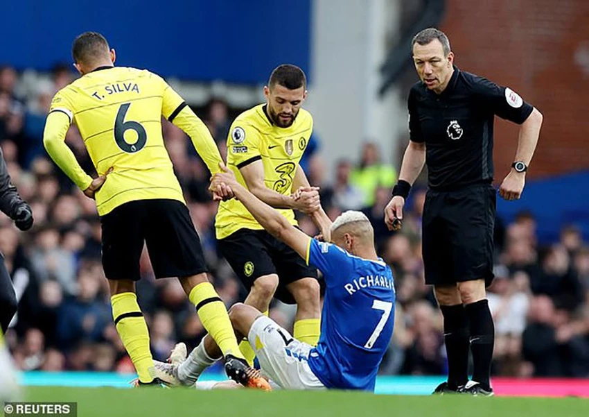 Tuchel không hài lòng với cách điều khiển trận đấu của trọng tài Kevin Friend. ẢNH: REUTERS Tuchel không hài lòng với cách điều khiển trận đấu của trọng tài Kevin Friend. ẢNH: REUTERS