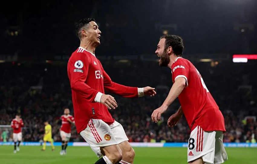 Ronaldo và Mata tạo nên màn ăn mừng... hụt. ẢNH: REUTERS Ronaldo và Mata tạo nên màn ăn mừng... hụt. ẢNH: REUTERS