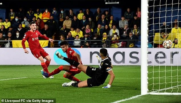 Diaz đánh đầu ghi bàn gỡ hòa 2-2 cho Liverpool. ẢNH: GETTY