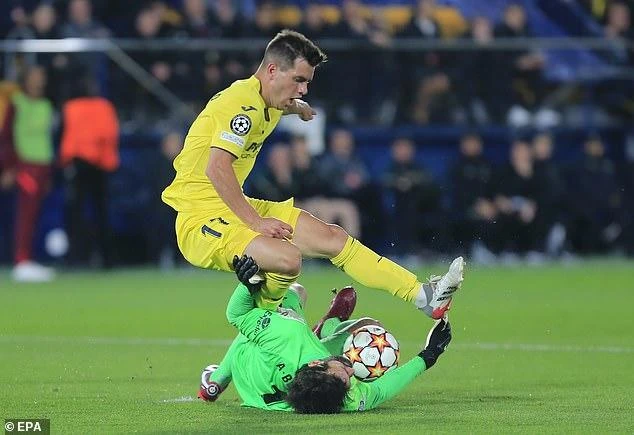 Lo Celso ngã trong vòng cấm nhưng không có pen cho Villarreal. ẢNH: EPA