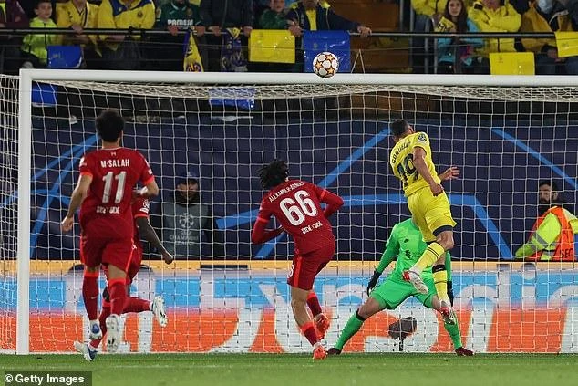 Coquelin bật cao đánh đầu ghi bàn nâng tỉ số lên 2-0. ẢNH: GETTY