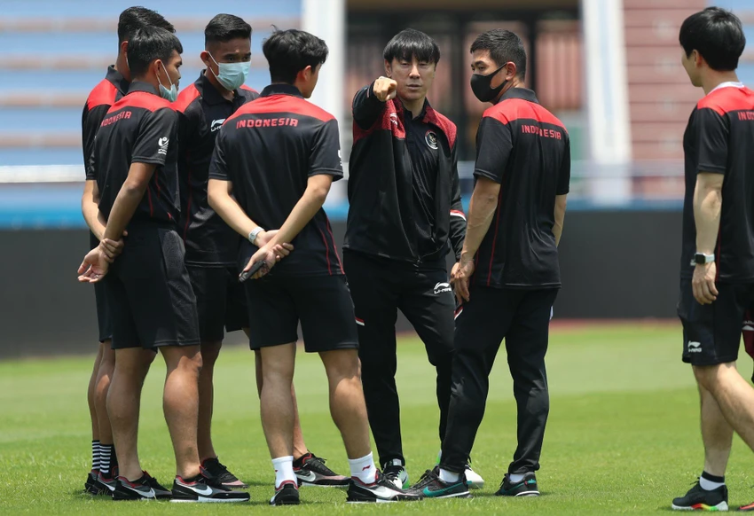 HLV Shin Tae-yong và U-23 Indonesia kiểm tra sân Việt Trì trước trận đấu với U-23 Việt Nam. ẢNH: ANH DUY