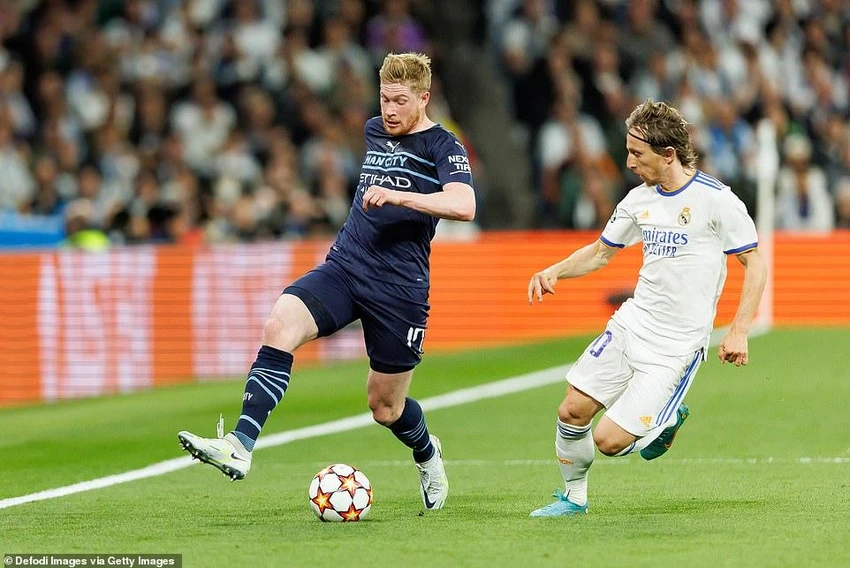 Hai tiền vệ hay nhất của hai đội De Bruyne và Modric đối đầu với nhau. ẢNH: GETTY Hai tiền vệ hay nhất của hai đội De Bruyne và Modric đối đầu với nhau. ẢNH: GETTY