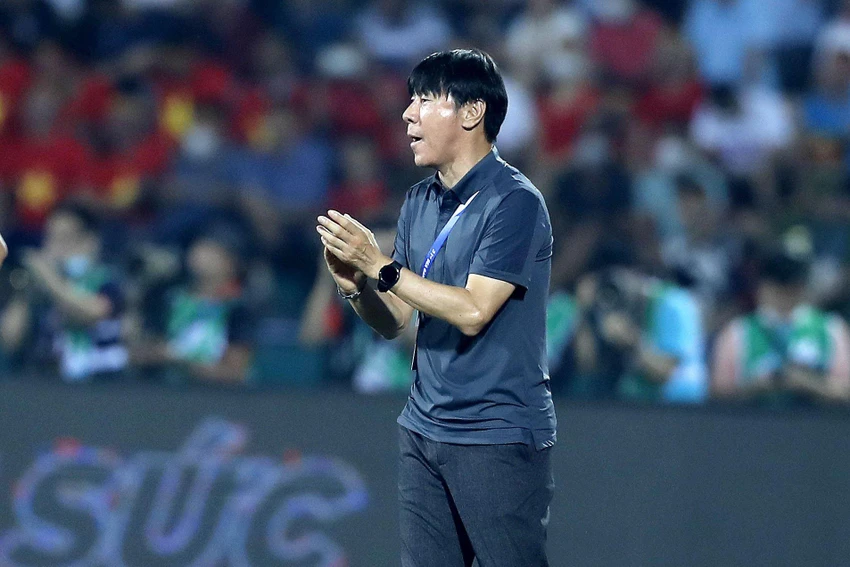 Ông Shin Tae-yong bất lực nhìn học trò bị U-23 Việt Nam hành hạ. ẢNH: ANH PHƯƠNG