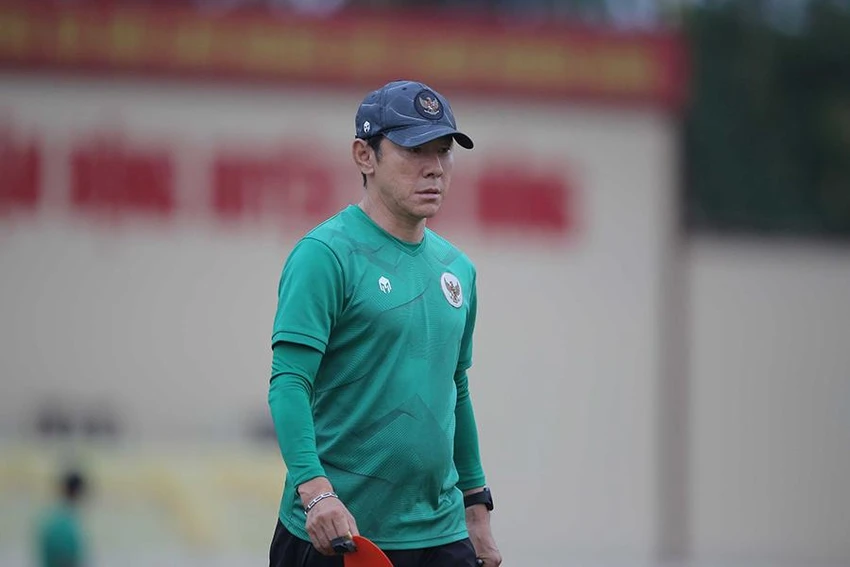 HLV Shin Tae-yong trong buổi tập luyện của U-23 Indonesai trên đất Việt Nam. ẢNH: ANH PHƯƠNG