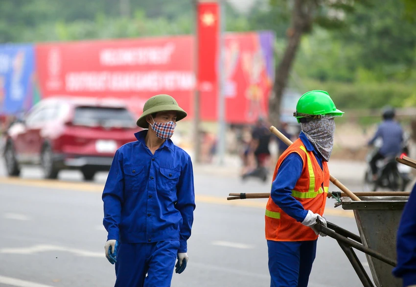 Các công nhân vệ sinh dọn dẹp trước sân Việt Trì