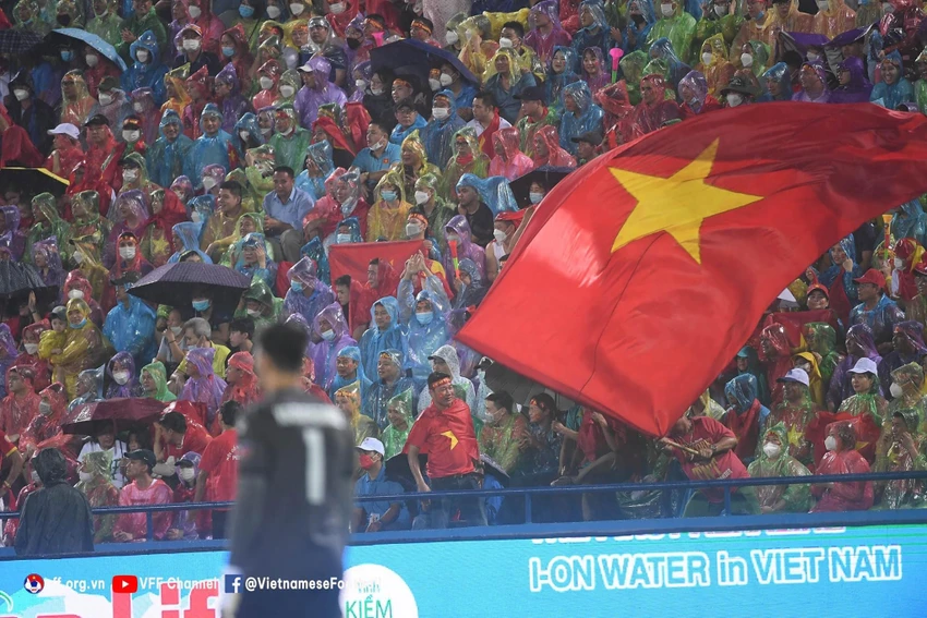 Các CĐV đội mưa theo dõi U-23 Việt Nam thi đấu. ẢNH: VFF Các CĐV đội mưa theo dõi U-23 Việt Nam thi đấu. ẢNH: VFF