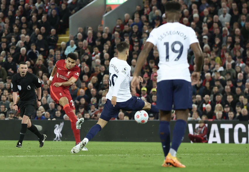 Diaz ghi bàn gỡ hòa 1-1 đầy may mắn cho Liverpool. ẢNH: REUTERS