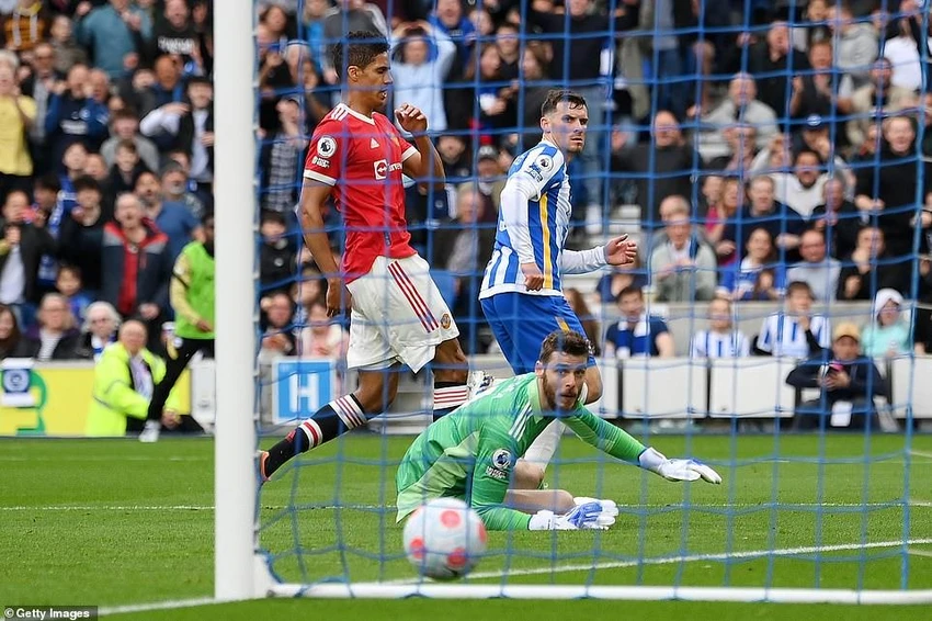 De Gea liên tục vào lưới nhặt bóng. ẢNH: GETTY De Gea liên tục vào lưới nhặt bóng. ẢNH: GETTY