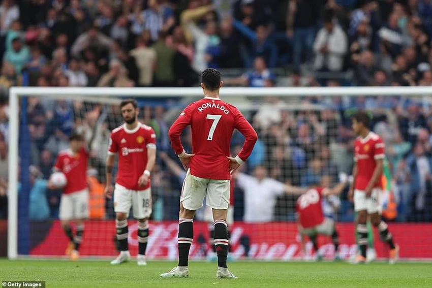 Ronaldo thất vọng và chán chường trong trận MU thua Brighton 0-4. ẢNH: GETTY Ronaldo thất vọng và chán chường trong trận MU thua Brighton 0-4. ẢNH: GETTY