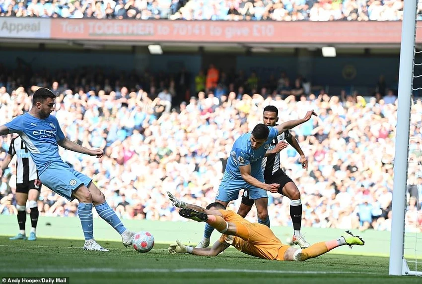 Laporte ghi bàn thứ 2 cho Man City trước khi hiệp 1 khép lại. ẢNH: DAILY MAIL Laporte ghi bàn thứ 2 cho Man City trước khi hiệp 1 khép lại. ẢNH: DAILY MAIL