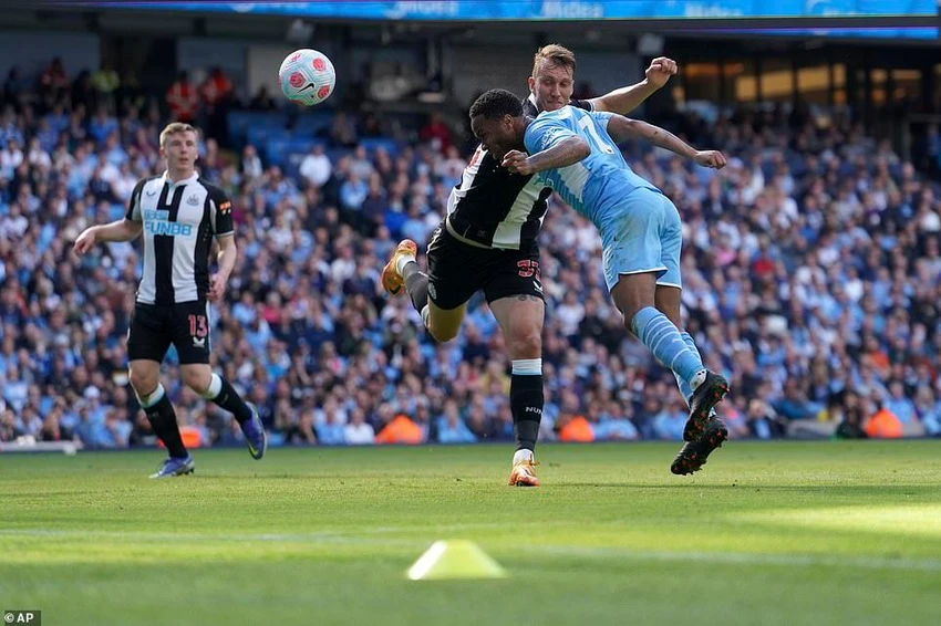 Sterling đánh đầi mở tỉ số cho Man City. ẢNH: AP Sterling đánh đầi mở tỉ số cho Man City. ẢNH: AP