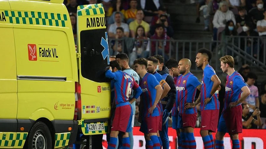 Các cầu thủ Barcelona lo lắng cho sức khỏe của Ronald Araujo. ẢNH: GETTY Các cầu thủ Barcelona lo lắng cho sức khỏe của Ronald Araujo. ẢNH: GETTY