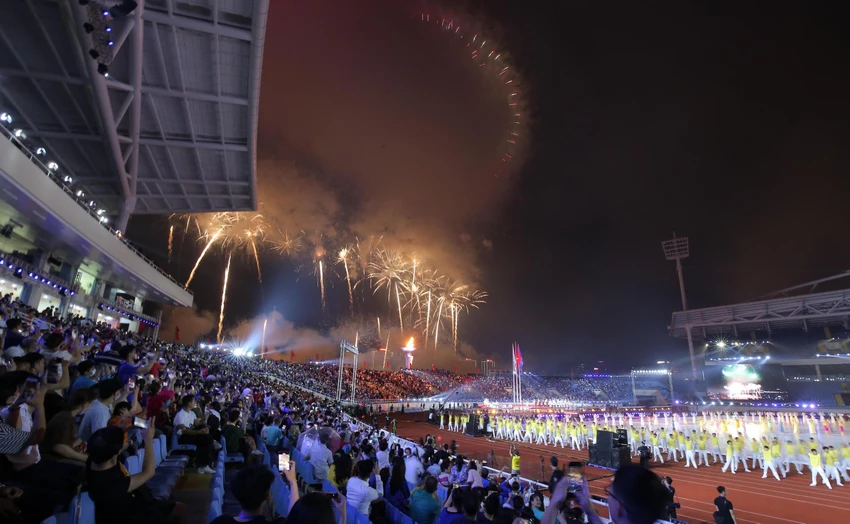 Pháo hoa kết thúc lễ khai mạc SEA Games 31. ẢNH: ANH PHƯƠNG Pháo hoa kết thúc lễ khai mạc SEA Games 31. ẢNH: ANH PHƯƠNG