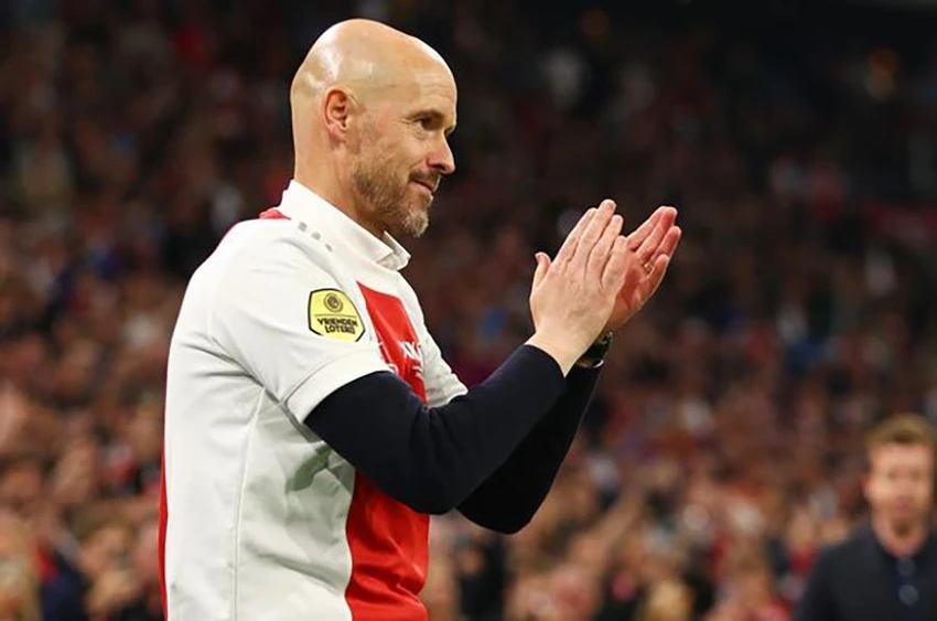 Ten Hag xúc động chia tay các fan của đội nhà. ẢNH: GETTY Ten Hag xúc động chia tay các fan của đội nhà. ẢNH: GETTY