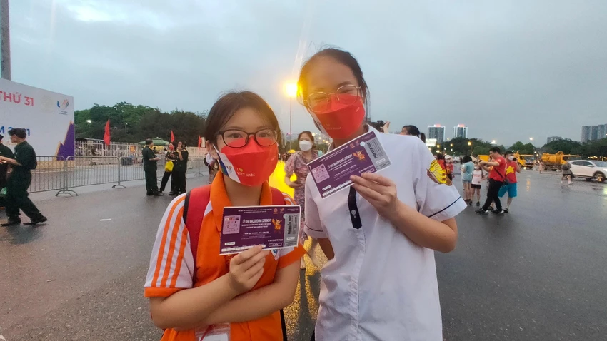 Các CĐV với chiếc vé vào sân Mỹ Đình trong tay. ẢNH: ANH PHƯƠNG Các CĐV với chiếc vé vào sân Mỹ Đình trong tay. ẢNH: ANH PHƯƠNG